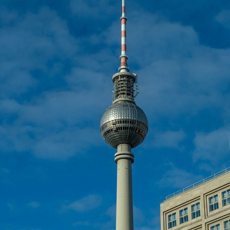 Fernsehturm Berlin mit klar blauem Himmel im Hintergrund.